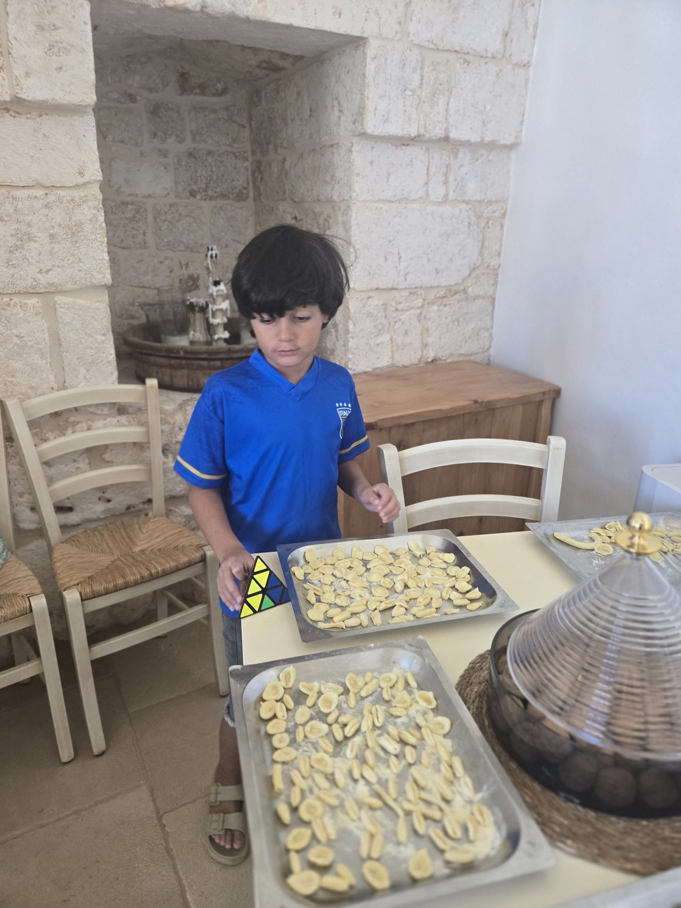 Orecchiette roulées à la main séchant sur une longue table de bois — une matinée de pâtes traditionnelle des Pouilles partagée à Casa Andrea, août 2025.