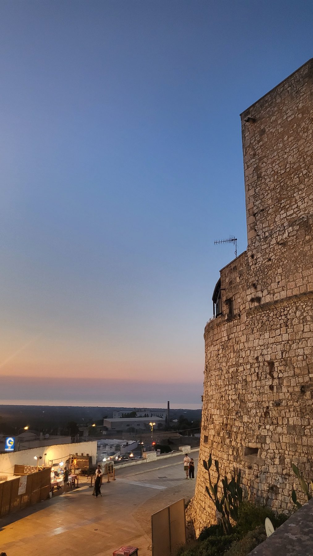 Coucher de soleil sur la ville blanche d'Ostuni, à une heure de Casa Andrea — le paysage des Pouilles qui entoure la villa, août 2024.